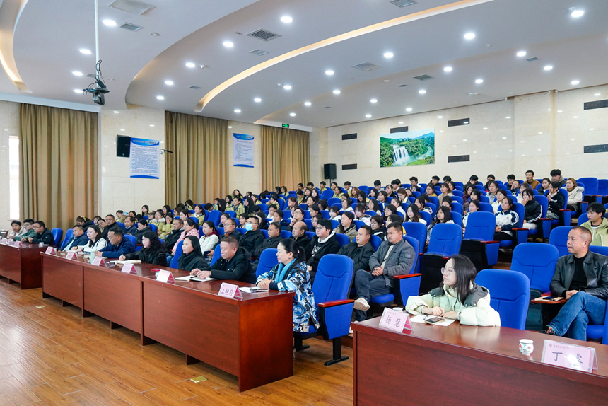 講座現場，與會領導、嘉賓及師生認真聆聽講座。