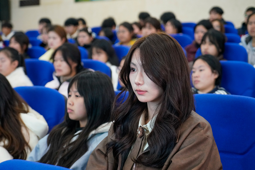 學生認真聆聽講座。