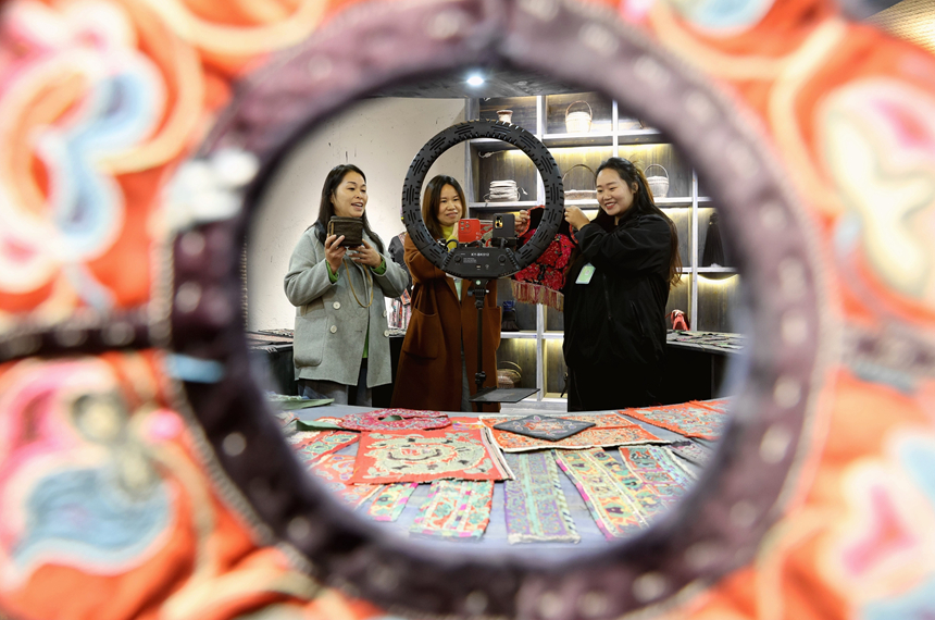 在贵州省黔东南苗族侗族自治州施秉县一家非遗就业工坊，主播在直播推销苗绣产品。