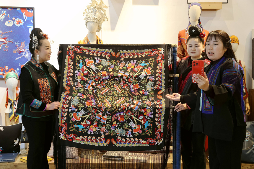 在贵州省黔东南苗族侗族自治州施秉县一家非遗就业工坊，主播在直播推销苗绣产品。