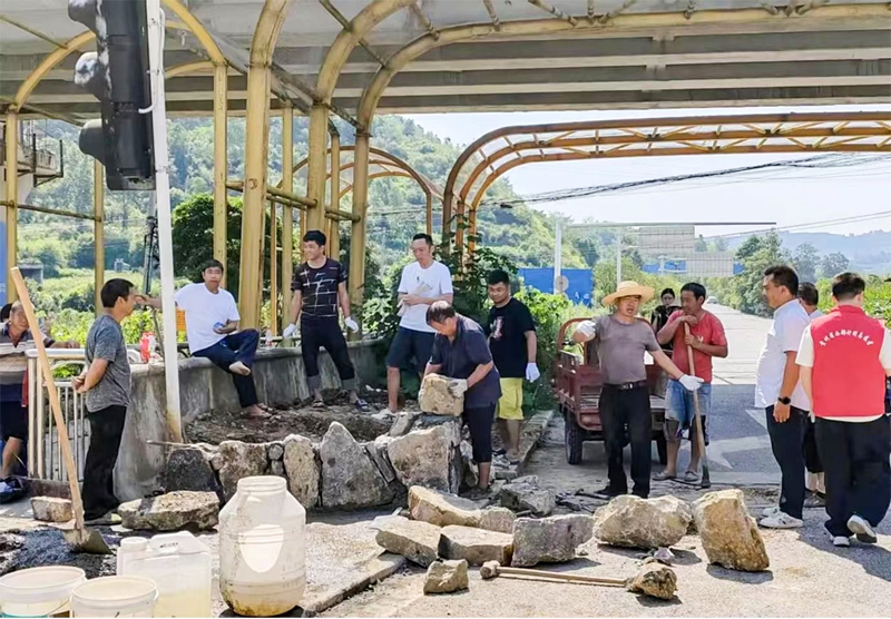 4 图为群众修建村组公路。朱泽素 摄.jpg