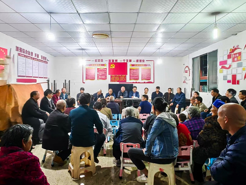 6 图为召开网格治理群众会群众。朱云素 摄.jpg