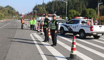 筑牢抗凝保通“安全防线”保障辖区道路安全畅通近期，省交通运输综合行政执法七支队九大队以高度责任感和前瞻意识在辖区高速公路开展抗凝保通工作，全力保障辖区道路安全畅通。