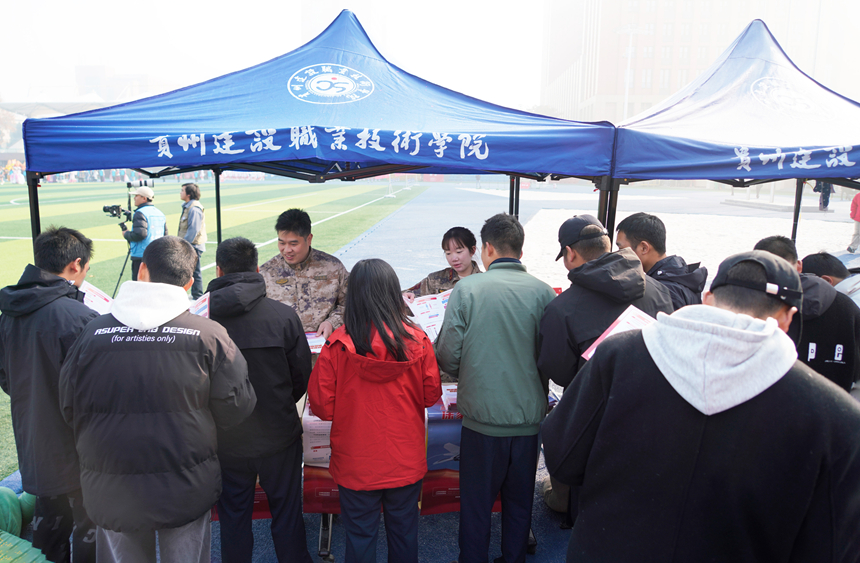逐梦军营铸军魂 征兵宣传进校园。