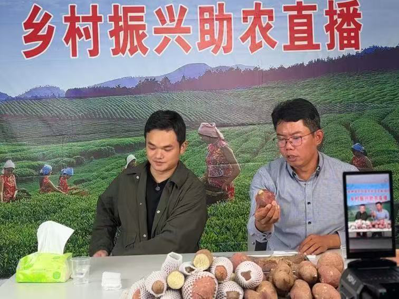 王威力（圖右）正在開展助農直播。