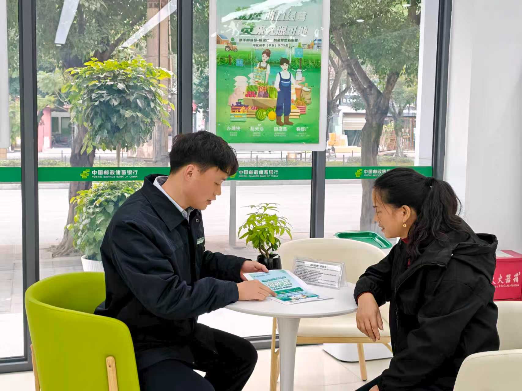 工作人員為王女士制定專屬融資方案。