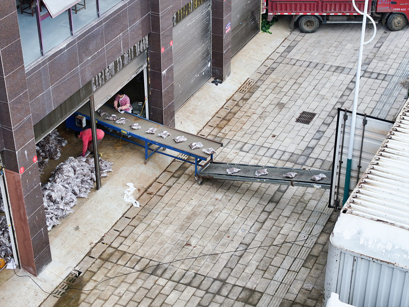 平壩區電商直播基地投運 “雲倉+村播”助力黔貨出山。