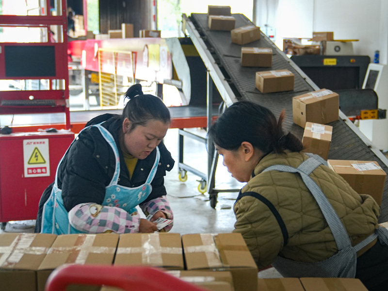 平壩區電商直播基地投運 “雲倉+村播”助力黔貨出山。