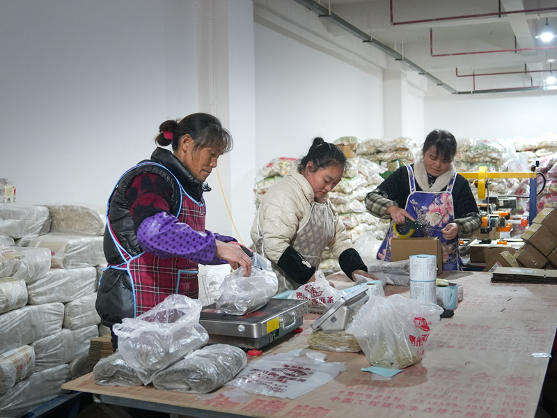 平壩區電商直播基地投運 “雲倉+村播”助力黔貨出山。