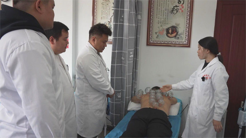 印江自治县新寨镇卫生院组织村医开展中医适宜技术培训。