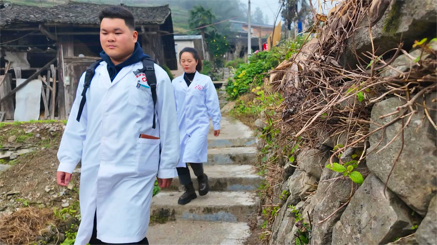 印江自治县新寨镇茶圆村村医丁铭和镇卫生院家庭医生一起开展入户随访。