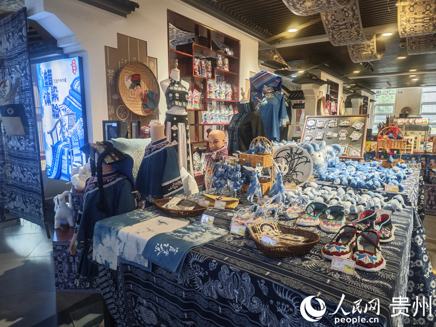 惠水服务区的民族文化展示区。人民网 黄小桃摄