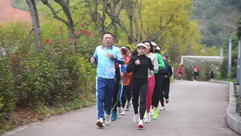 群众正在跑步.jpg