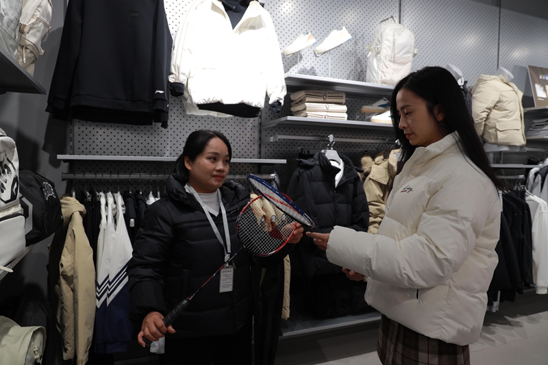 消费者在挑选运动装备.jpg