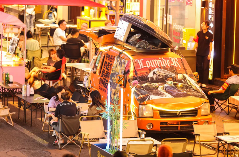 夜幕降临，太平路街区精酿酒吧陆续坐满食客。