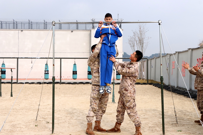微光里的向往 独山武警温情守护聋哑学子无声梦想。