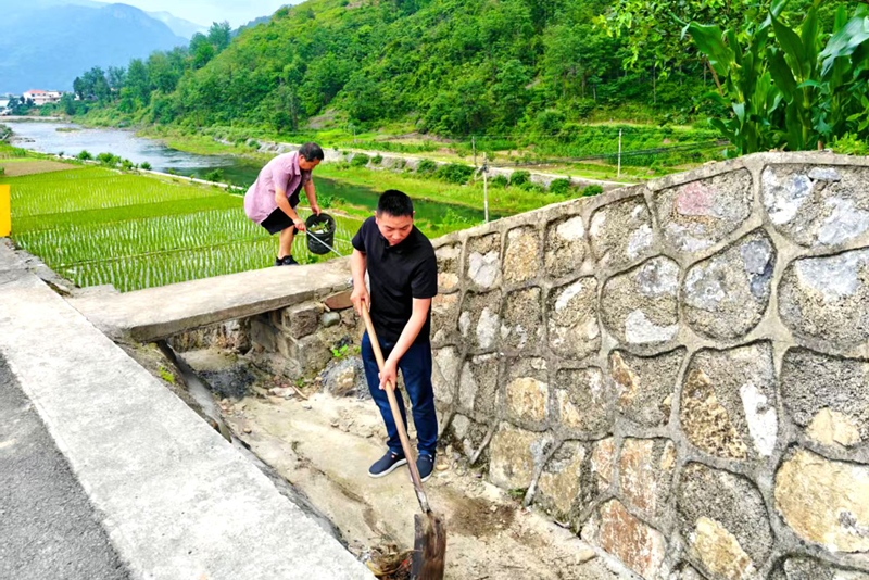 乡村焕新展画卷柔性执法暖民心。