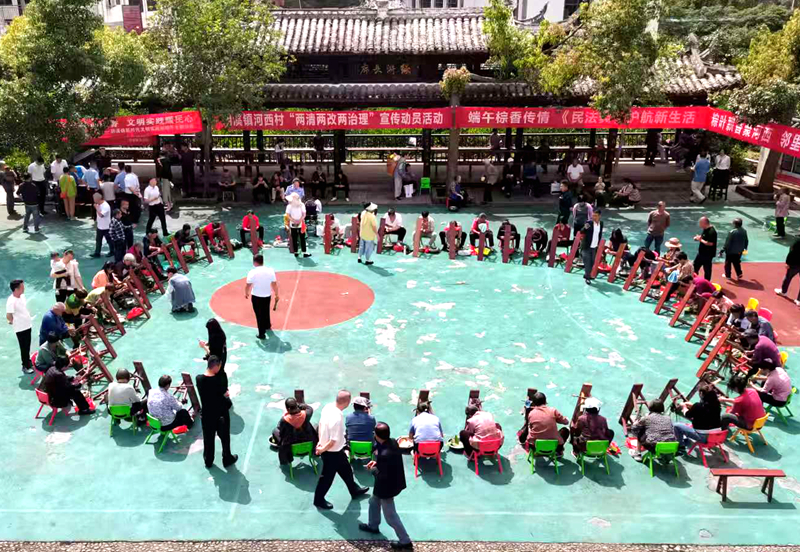 乡村焕新展画卷柔性执法暖民心。