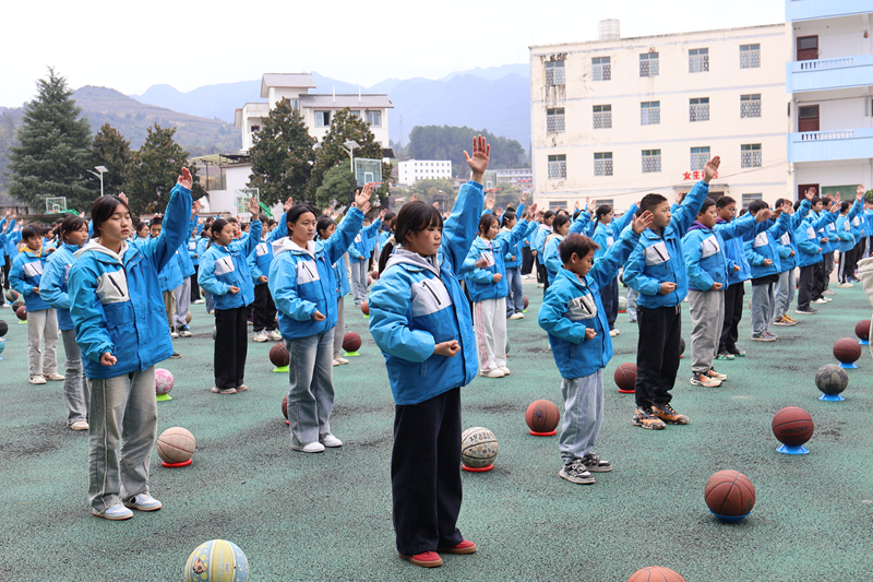 太平中学大课间创新武术操。