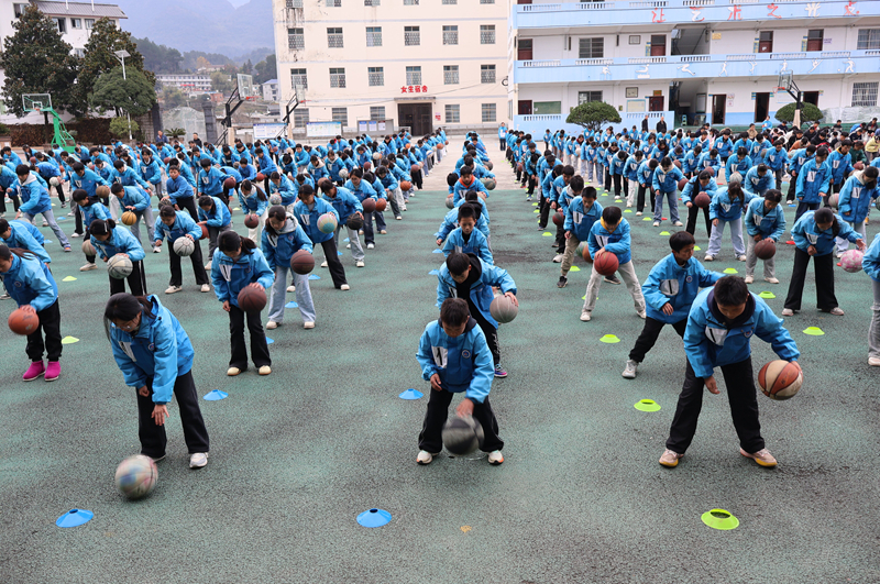 太平中学大课间创新篮球操。