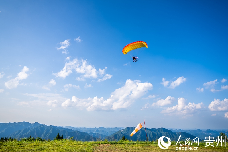 今年夏季,游客在六盘水野玉海飞行营地乘动力滑翔伞体验云端观景。人民网记者 涂敏摄.jpg