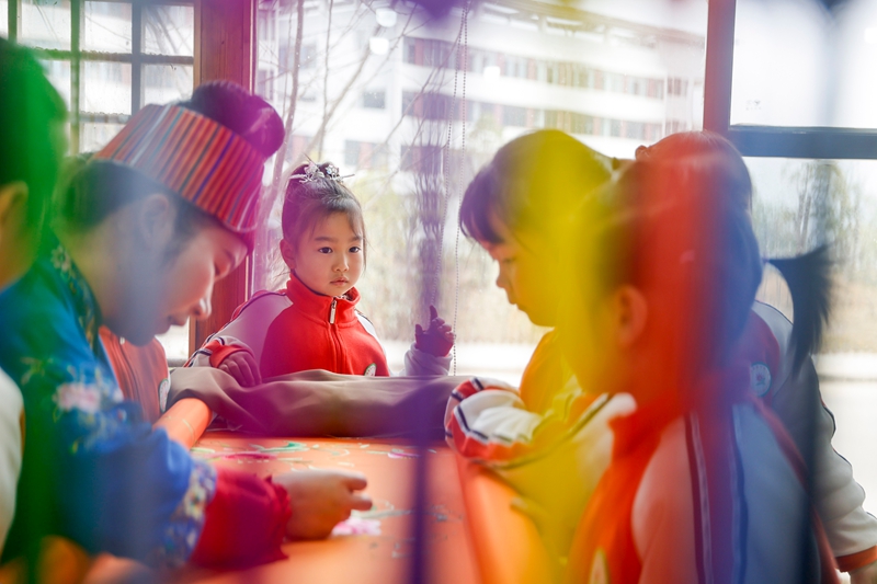 2025年12月10日，非遗代表性传承人在给贵州省黔东南苗族侗族自治州施秉县第四幼儿园的孩子们展示苗绣技艺。