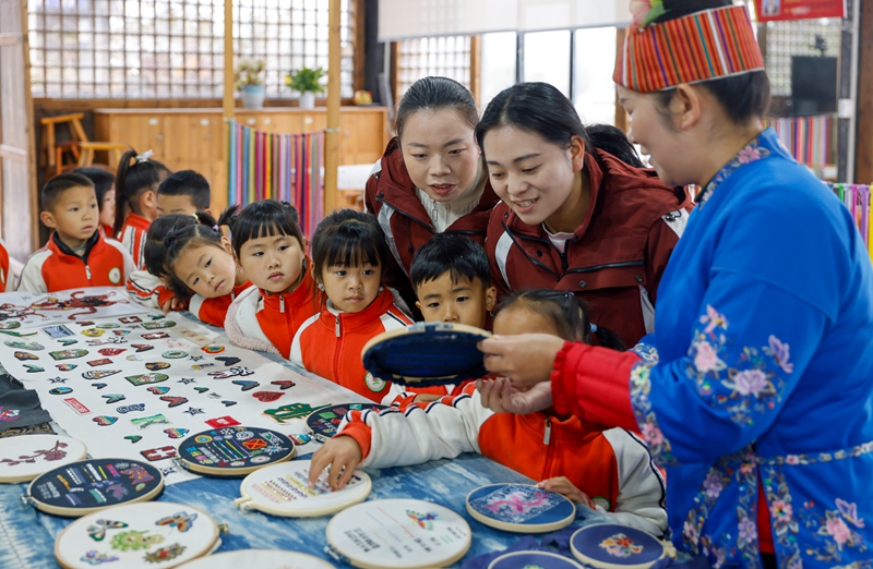2025年12月10日，非遗代表性传承人在给贵州省黔东南苗族侗族自治州施秉县第四幼儿园的孩子们传授苗绣知识。