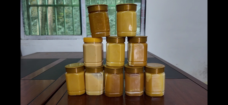 已經裝好瓶的蜂蜜  彭垚 攝.jpg