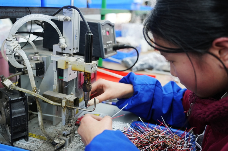 工人正在小马达流水线上作业。王丽红摄