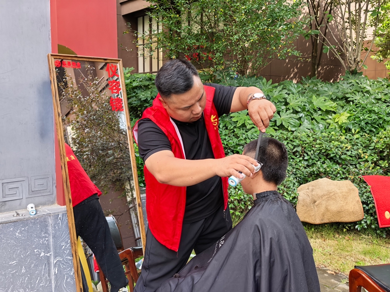 志愿者为小区群众开展义剪服务。