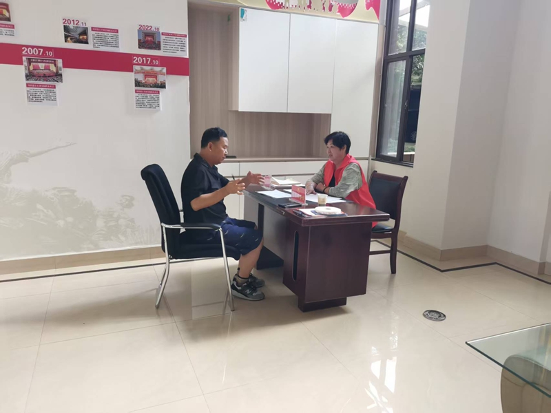 山與城網格支部工作人員接待來訪業主。