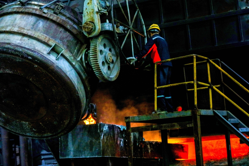 2025年11月9日，技术工人、企业志愿者在播州区苟江铝业园区的贵州鑫智鹏高新铝材有限公司铸造车间作业。李仁军摄