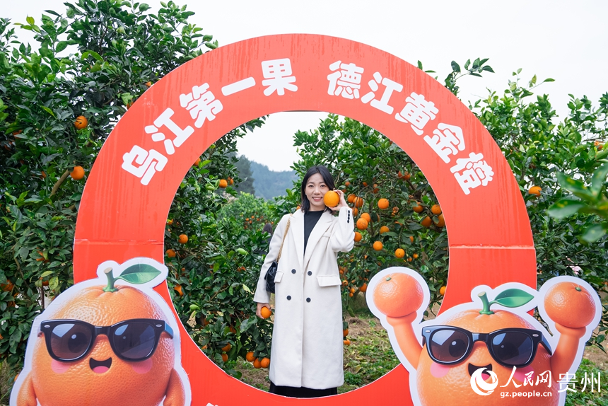 游客在基地内打卡拍照。人民网记者 涂敏摄