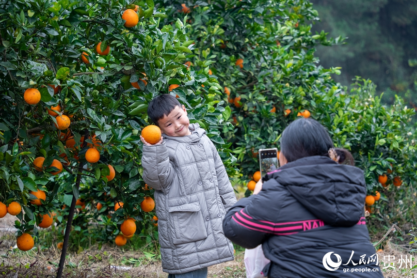 小朋友和家人在基地内游览拍照。人民网记者 涂敏摄