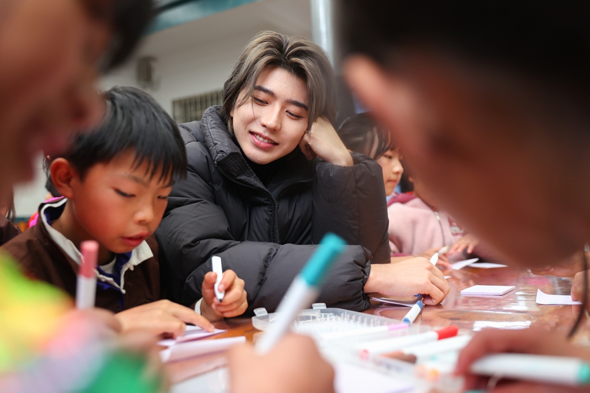 12月12日,在贵州省丹寨县雅灰乡雅灰小学,蔡徐坤与学生交流成长的心愿和理想。