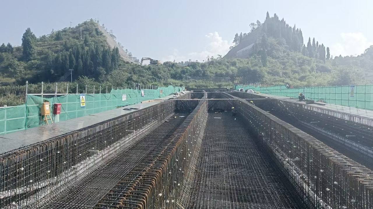 安盤高速公路APTJ-1標建設現場。