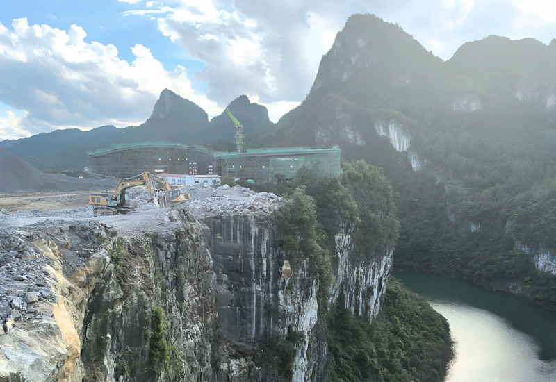 临崖而建的甲青交旅融合服务区.jpg