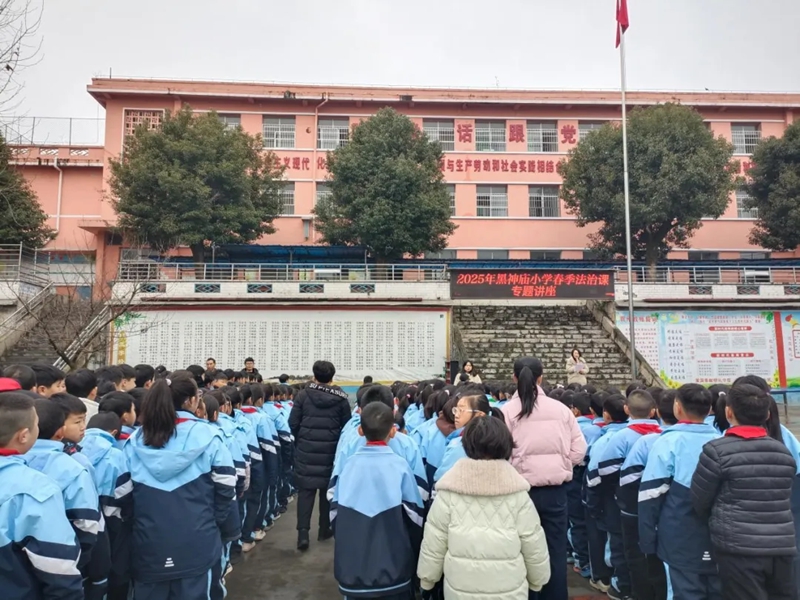 法治副校长走进校园,开展普法教育.jpg