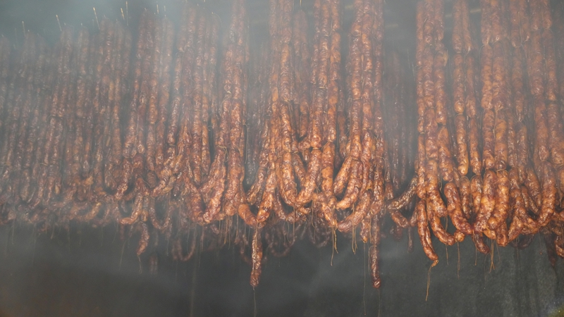 烤房里的香肠。彭开燚 摄.JPG