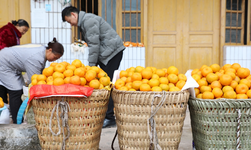 裝滿背簍進行售賣。 陳桂良攝.JPG