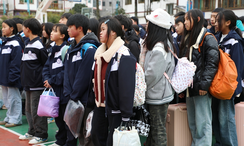 学生们带着整理好的生活物品列队。 万莲莲摄.JPG