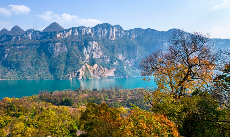 2025年12月12日，乌江上游贵州省毕节市黔西市境内的六冲河段冬景如画（无人机照片）。