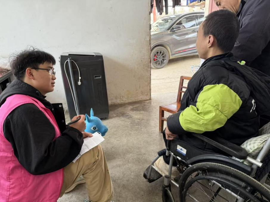 对噜嘎村五户重点困境留守儿童进行一对一的入户关怀.