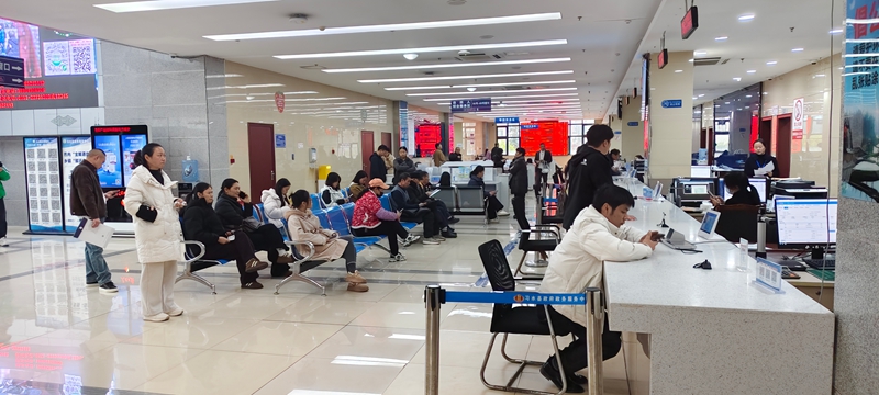 4、習水縣政務大廳熙熙攘攘的辦事群眾。王璽 攝