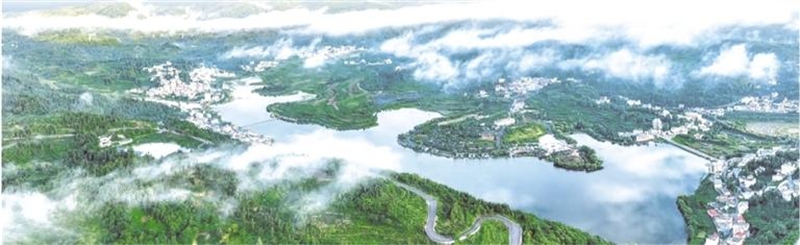 贵阳银行支持企业为六盘水市盘州市岩脚村哒啦仙谷旅游景区提供康养服务。贵阳银行供图