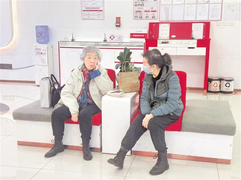 老年客群在贵阳银行甲秀支行营业大厅办理业务。贵阳银行供图
