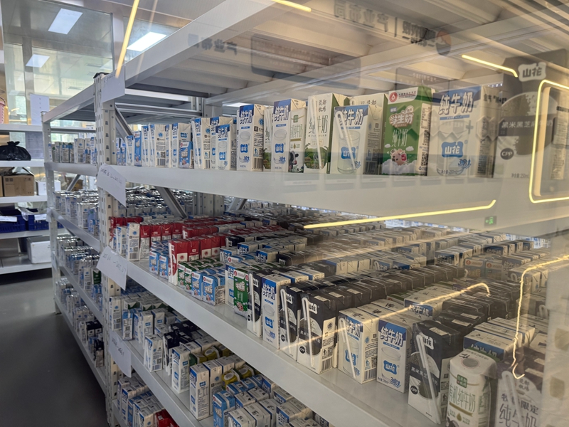圖為：品類多樣的山花純牛奶