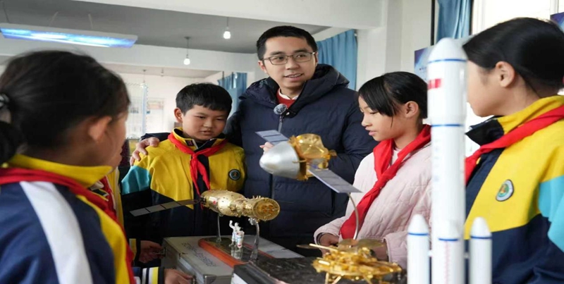 3.刘东阳给孩子们讲解“空间站”