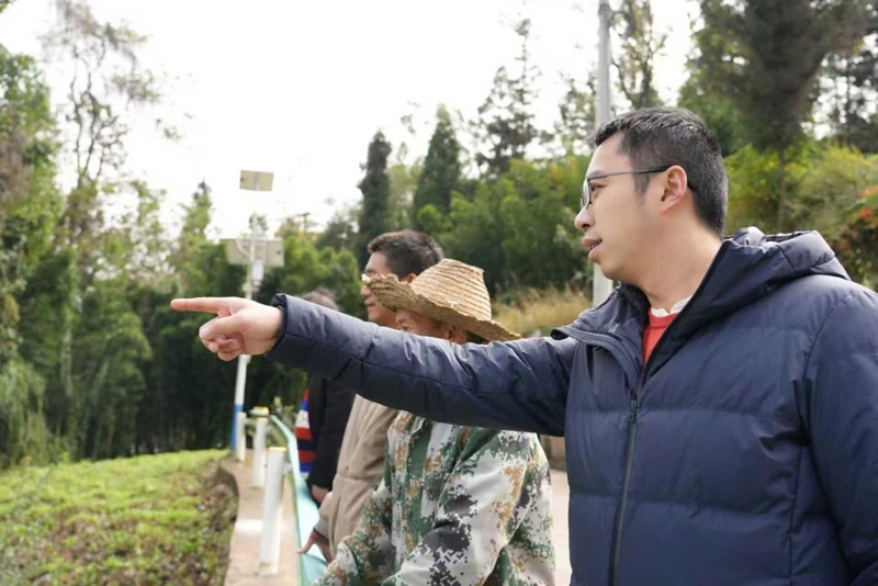 5.刘东阳与村民交流乡村发展