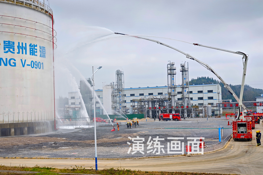 消防部門趕赴現場開展救援工作。